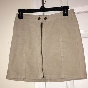 Light suede skirt with zipper